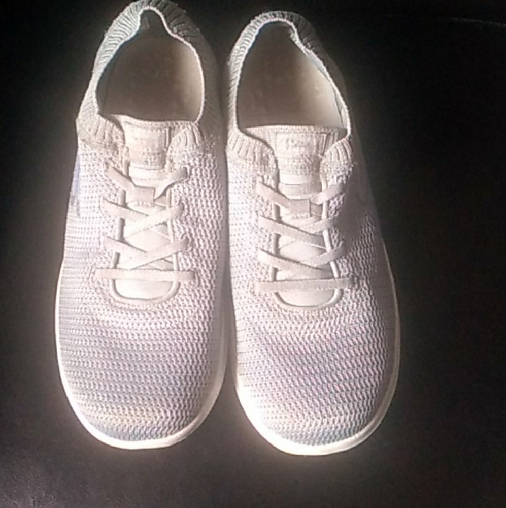 Light gray sketchers shoes